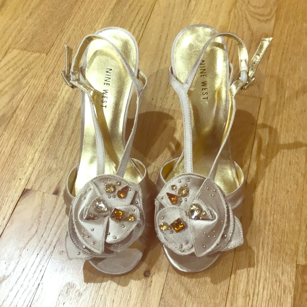 Nude flower sandals